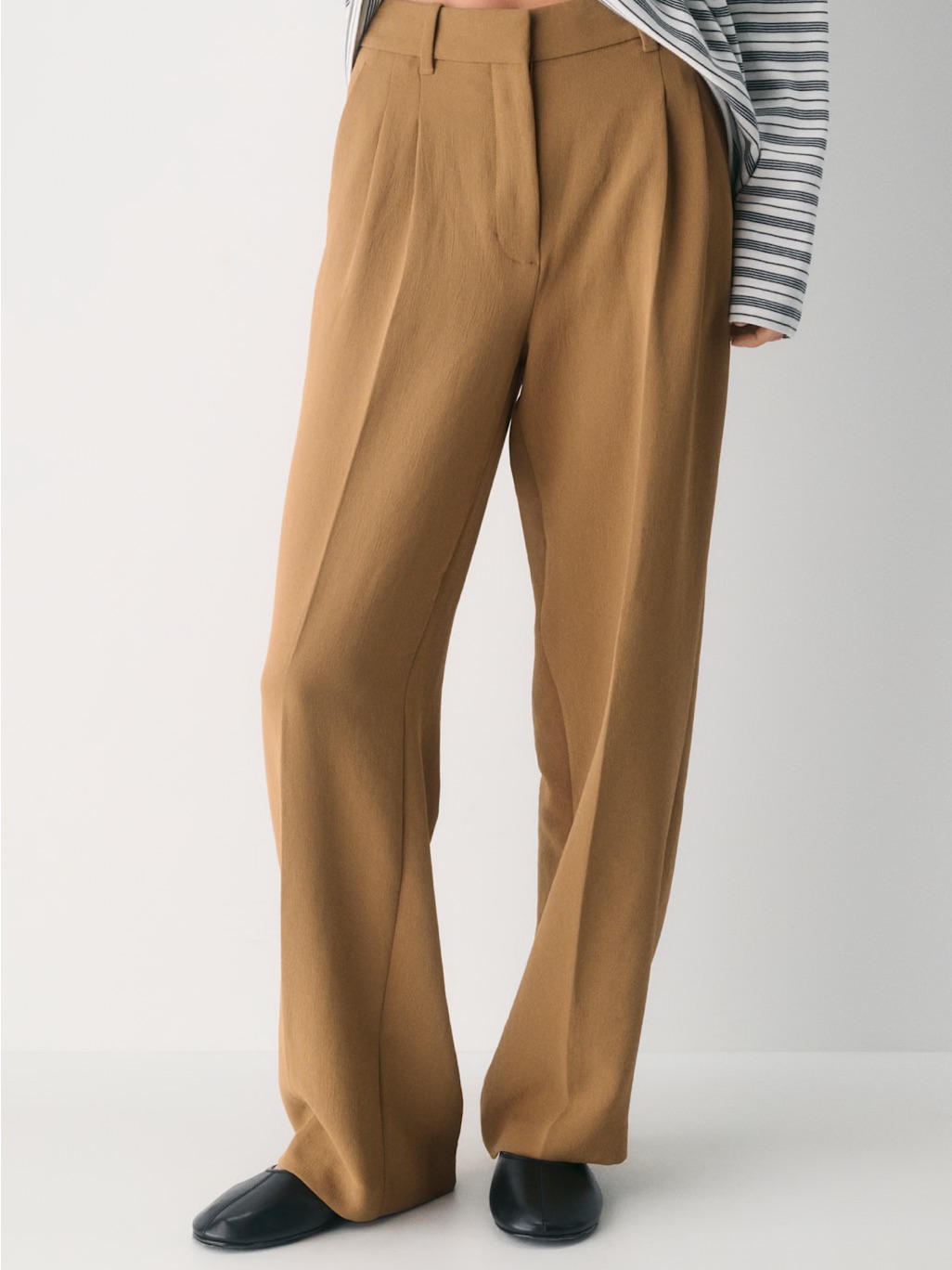Aritzia Effortless Pant- Crepette Size 6 Saville Color